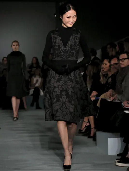 Seorang model berjalan kembali seusai sepatu yang dikenakannya tak sengaja terlepas ketika memperagakan koleksi Oscar de la Renta Fall/Winter 2016 pada pagelaran New York Fashion Week di New York, Selasa (16/2/2016). (REUTERS/Brendan McDermid)
