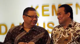 Menteri Koperasi dan UKM AAGN Puspayoga  didampingi Menteri Perdagangan Rahmat Gobel saat sosialiasi minum jamu di Gedung Kementerian Koperasi dan UKM, Jakarta, Jumat (9/1/2015). (Liputan6.com/Faizal Fanani)