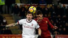 Pemain AC Milan, Alessio Romagnoli dan pemain AS Roma Patrik Schick melompat untuk berebut bola pada laga pekan ke-26 Serie A di Stadion Olimpico, Senin (26/2). AC Milan yang bertindak sebagai tamu menang 2-0 atas AS Roma. (AP/Alessandra Tarantino)