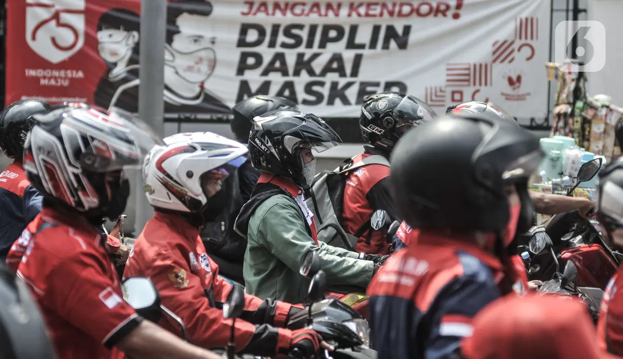 Aksi konvoi massa yang tergabung dalam Konfederasi Serikat Buruh Seluruh Indonesia (KSBSI) di Jalan Medan Merdeka Barat, Jakarta, Senin (12/10/2020). Ratusan massa buruh ini hendak berunjuk rasa menolak pengesahan omnibus law Undang-Undang Cipta Kerja di Istana Negara. (merdeka.com/Iqbal S Nugroho)