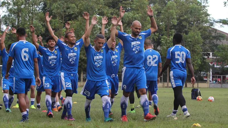 Persib menggelar latihan ringan jelang duel 8 besar Piala Presiden 2017. 