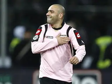 Palermo's forward Fabrizio Miccoli celebrates after scoring against AC Milan during their Italian Serie A football match on November 30, 2008, at Barbera Stadium. AFP PHOTO/ MARCELLO PATERNOSTRO 