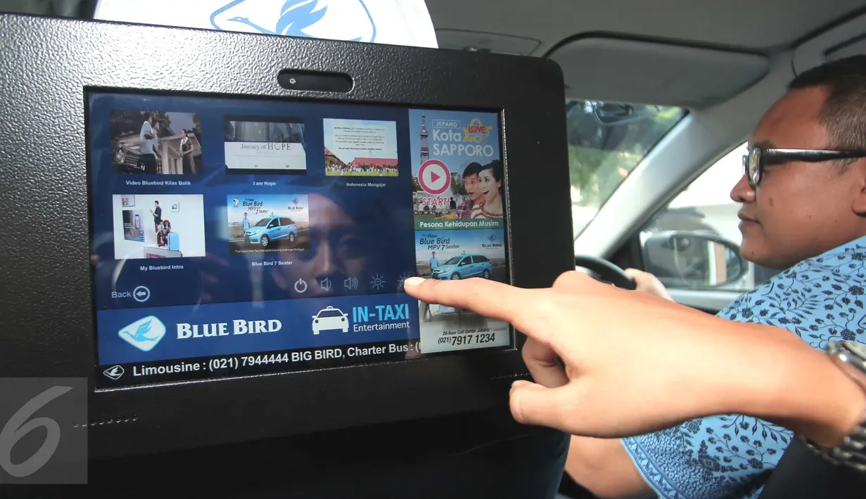 Layar In-Taxi Intertaiment (ITE) yang berada di dalam taksi Blue Bird, Jakarta, Rabu (18/11/2015). Kehadiran ITE diharapkan dapat memperkaya pengalaman serta hiburan kepada penumpang. (Liputan6.com/Angga Yuniar)
