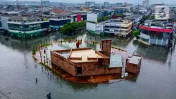 Penampakan banjir yang mengepung Kota Semarang, Jawa Tengah, Sabtu (6/2/2021). Hujan deras sejak Jumat malam hingga Sabtu pagi, 6 Februari 2021 membuat sejumlah kawasan di Kota Semarang dikepung banjir. (Liputan6.com/Gholib)