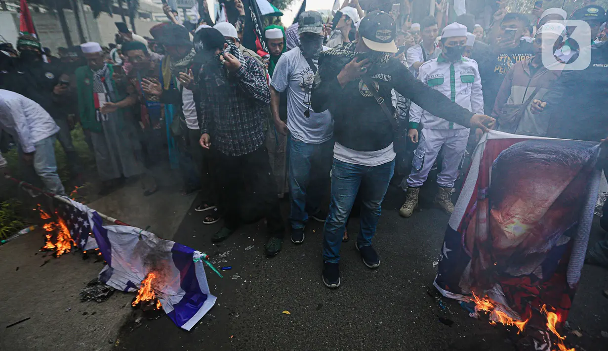 Dalam demonstrasi ini, pemgunjuk rasa menuntut agar Palestina dimerdekakan dari penjajahan yang dilakukan Israel. (Liputan6.com/Faizal Fanani)