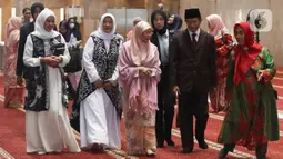 Istri Perdana Menteri Malaysia, Wan Azizah Wan Ismail (baju pink) berbincang dengan Imam Besar Masjid Istiqlal Nasaruddin Umar saat mengunjungi Masjid Istiqlal, Jakarta Senin (9/1/2023). Istri Anwar Ibrahim itu tampak disambut hangat oleh jajaran pengurus Masjid Istiqlal. (Liputan6.com/Herman Zakharia)