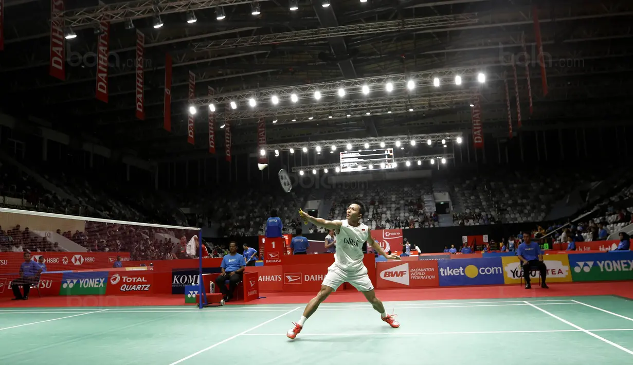 Tunggal putera Indonesia, Ihsan Maulana Mustofa, saat melawan wakil Denmark, Rasmus Gemke, pada laga Indonesia Masters 2018 di Istora Senayan, Rabu (24/1/2018). Ihsan takluk 21-17, 21-23, 16-21. (Bola.com/M Iqbal Ichsan)