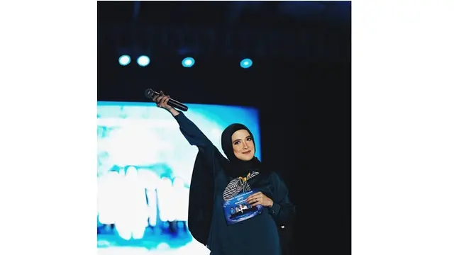 Potret Terbaru Andhara Early Berhijab (sumber: instagram/@andharaearly)