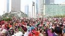 Ratusan emak-emak dari masyarakat pencinta kebaya dan sarung Indonesia saat mengikuti parade di Bundaran HI, Jakarta, Minggu (28/7/2019). Parade tersebut bertujuan untuk mengajak masyarakat agar mencintai busana tradisional khas Indonesia. (Liputan6.com/Angga Yuniar)