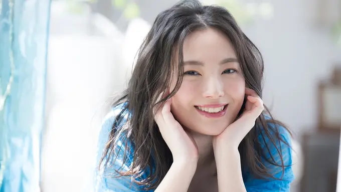 kalem tersenyum dewasa baju biru bahagia