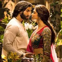 Deepika Padukone dan Ranveer Singh merupakan salah satu pasangan Bollywood yang serasi. Selain itu, pasangan ini dikenal sebagai pasangan yang tertutup soal masalah pribadi. (Foto: zeenews.india.com)
