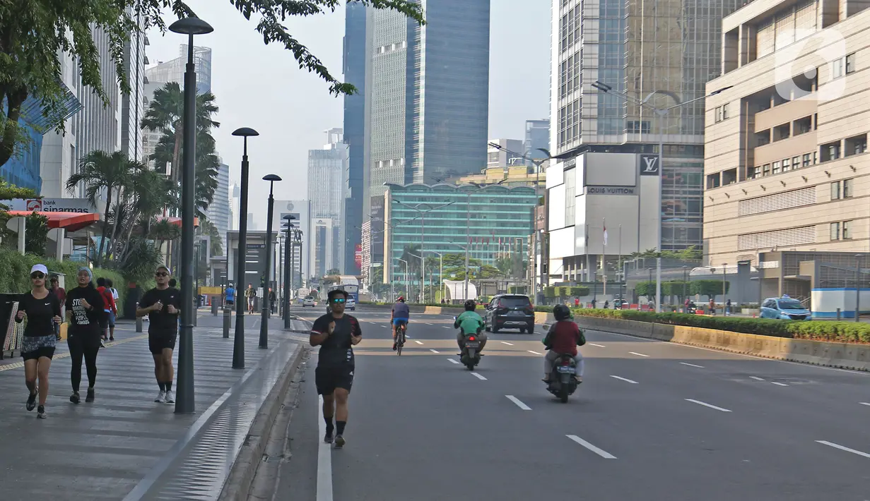 Aktivitas warga di kawasan MH Tharim, Minggu (15/3/2020). Pemerintah Provinsi (Pemprov) DKI Jakarta telah mengumumkan bahwa Minggu pagi ini dan akhir pekan depan tak ada CFD yang biasanya diberlakukan untuk mengantisipasi penyebaran penularan Covid-19. (Liputan6.com/Herman Zakharia)