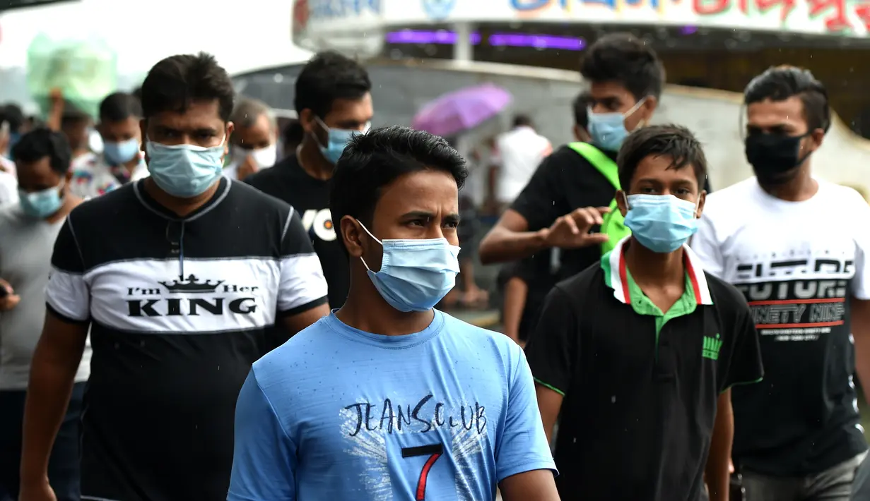 Orang-orang yang mengenakan masker meninggalkan terminal feri di Dhaka, Bangladesh (10/9/2020). Bangladesh pada Kamis (10/9) melaporkan 1.892 kasus baru COVID-19 dan 41 kematian baru, menambah jumlah kasus menjadi 332.970 dan jumlah kematian di angka 4.634. (Xinhua)