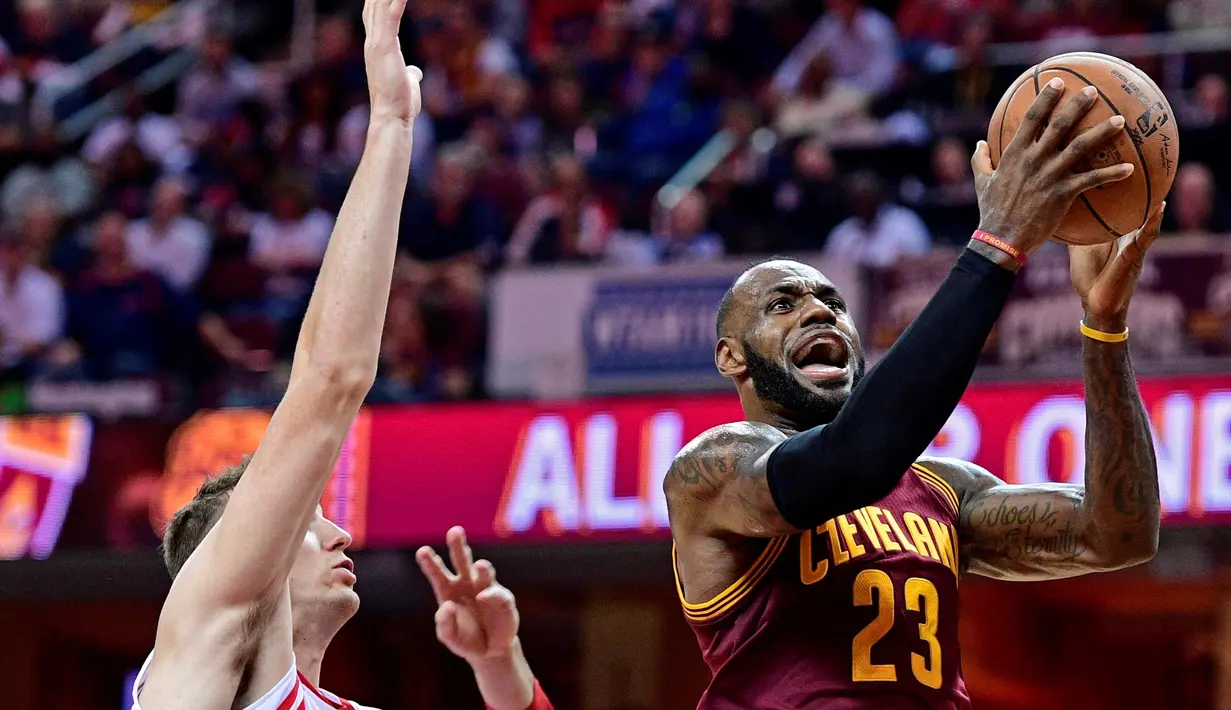 Pemain Cleveland Cavaliers, LeBron James (kanan), mencoba mencetak angka saat melawan Houston Rockets dalam laga NBA di Cleveland, (1/11/2016). (AP Photo/David Dermer)