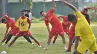Meski sudah didepak Arema FC, Elias Alderete masih mengikuti latihan di lapangan Balearjosari, Kota Malang, Selasa (29/9/2020). (Bola.com/Iwan Setiawan)