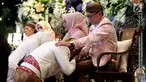 Putra Ketua MPR, Ray Zulham Farras Nugraha mencium tangan ayahnya, Zulkifli Hasan saat acara pernikahan di Jakarta, Minggu (24/9). Acara pernikahan tersebut di hadiri beberapa Tokoh dan Pejabat Publik. (Liputan6.com/Johan Tallo)