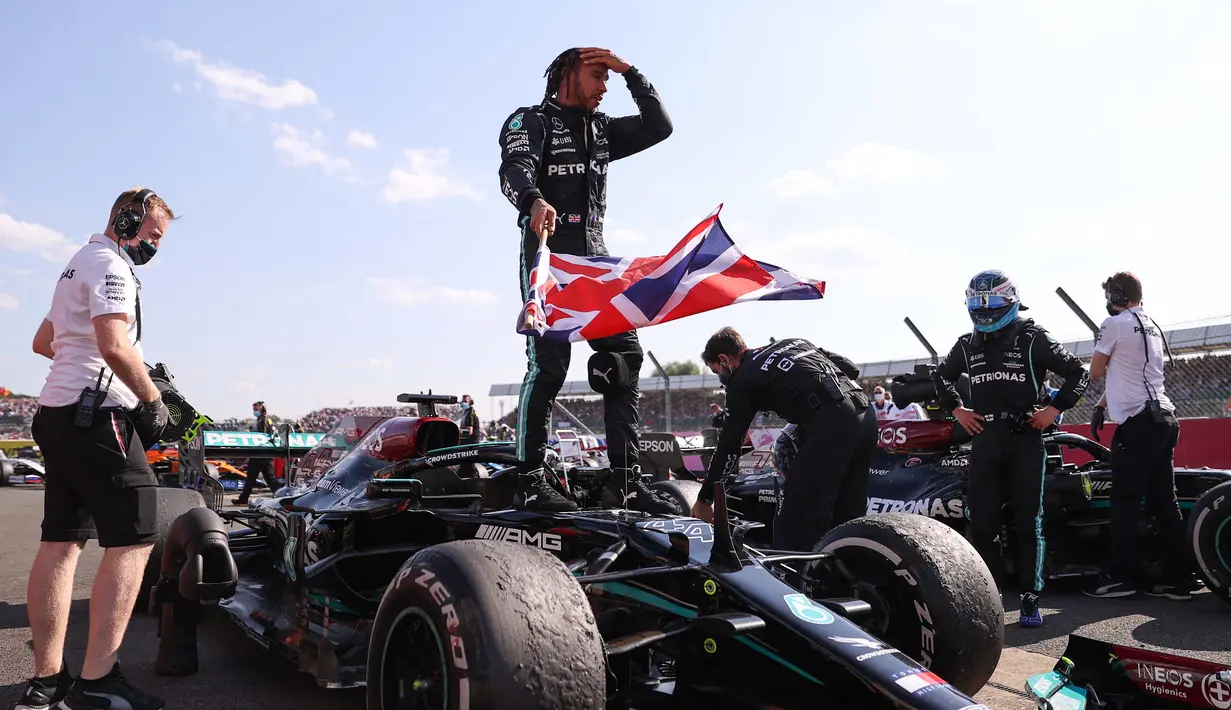 Dia pun akhirnya sukses finis terdepan di F1 GP Inggris, disusul Charles Leclerc dan Valtteri Bottas yang meraih podium dua serta tiga. Lewis Hamilton menyudahi balapan dengan catatan waktu 1 jam 58 menit 23,284 detik. (Foto: AFP/Pool/Lars Baron)