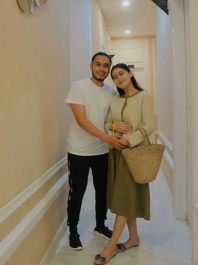 6 Potret Ana Riana Pamer Baby Bump, Makin Memesona