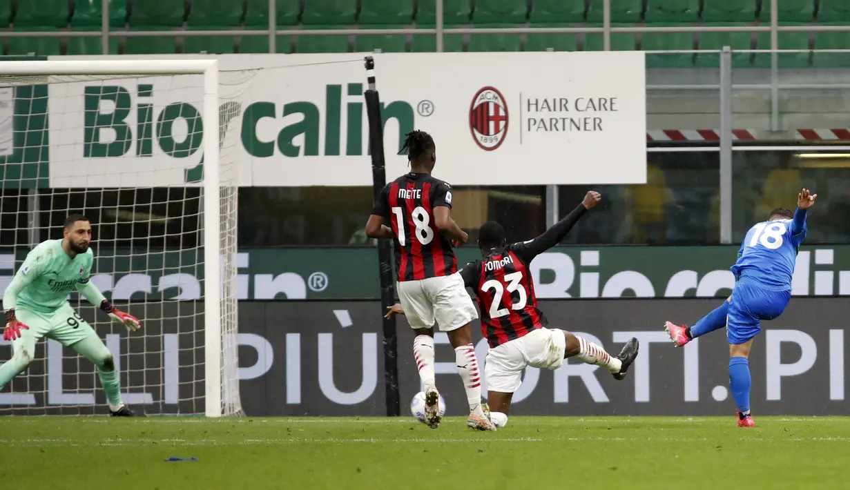 Pemain Sassuolo Giacomo Raspadori (kanan) mencetak gol ke gawang AC Milan pada pertandingan Serie A di Stadion San Siro, Milan, Italia, Rabu (21/4/2021). AC Milan kalah 1-2 dari Sassuolo. (AP Photo/Antonio Calanni)