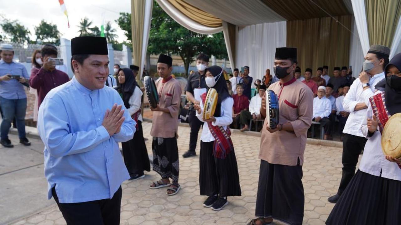 Menteri BUMN Erick Thohir meresmikan Masjid At-Thohir di di Kecamatan Gunung Sugih, Kabupaten Lampung Tengah, Provinsi Lampung, yang tak jauh dari kediaman orang tua Erick Thohir.