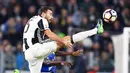 Aksi pemain Juventus, Andrea Barzagli menghalau bola dari kejaran pemain Udinese pada lanjutan Serie A Italia di Stadion Juventus, Turin, Minggu (16/10/2016) dini hari WIB. (EPA/Alessandro Di Marco)