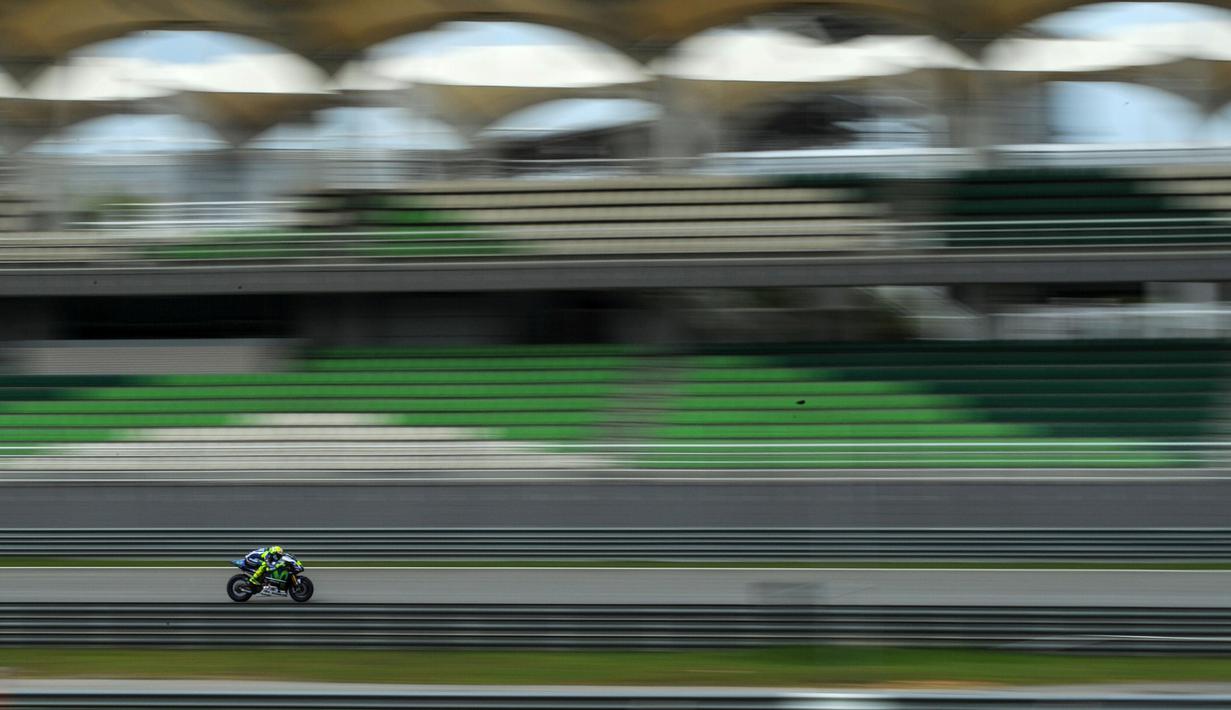 Pebalap Movistar Yamaha, Valentino Rossi, beraksi saat tes pra musim MotoGP 2016 di Sirkuit Sepang, Malaysia, (3/2/2016). (AFP/Mohd Rasfan)