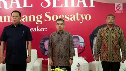 Ketua DPR RI Bambang Soesatyo (kiri) saat meluncurkan buku berjudul 'Akal Sehat' di Posko Bamsoet, Menteng, Jakarta, Rabu (28/8/2019). Staf Khusus Dewan Pengarah BPIP Romo Benny Susetyo (kanan) dan cendekiawan muda Yudi Latief (tengah) ikut membedah buku tersebut. (Liputan6.com/JohanTallo)