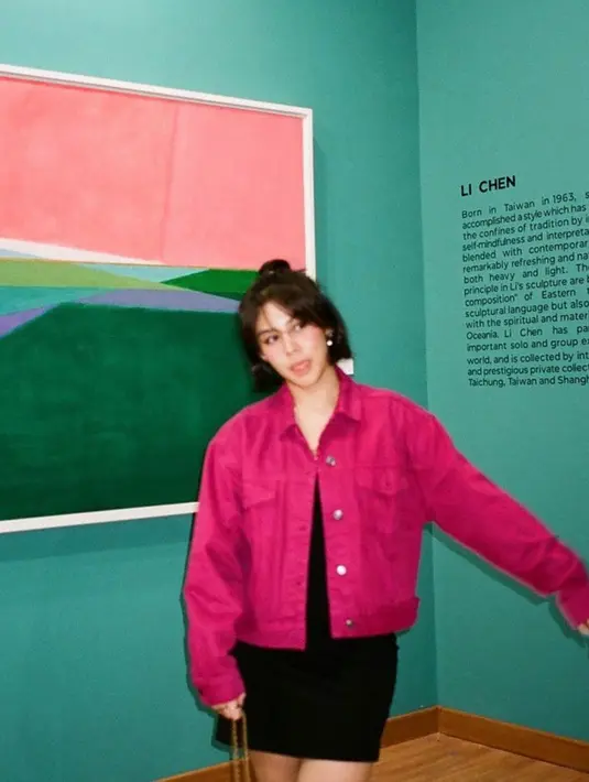 Perempuan berusia 21 tahun ini memang sangat diidolai banyak orang. Gaya penampilan yang simpel tapi menawan adalah salah satu alasan orang menyukai Vanesha. Termasuk saat gaya OOTD memakai jaket kemeja warna pink yang sangat kece. (Liputan6.com/IG/@vaneshaass)