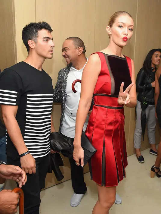 Hubungan asmara antara Joe Jonas dan Gigi Hadid dikabarkan berakhir setelah lima bulan menjalani waktu bersama. Kabar putusnya dua bintang ini pun mengejutkan banyak pihak. (AFP/Bintang.com)