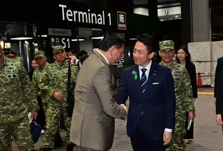 Menteri Pertahanan Sjafrie Sjamsoeddin menggelar diskusi dengan Menteri Pertahan Jepang Shinjiro Koizumi di Bandara Narita