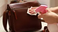 Ilustrasi membersihkan tas berbahan kulit. (Foto: Shutterstock)