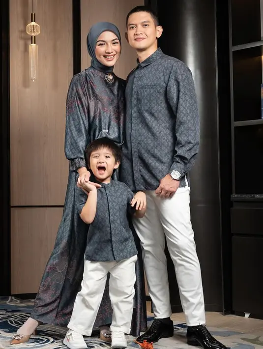 Citra Kirana tampil serasi dengan suami dan putranya mengenakan baju warna hitam dengan motif yang serasi. [@citraciki]