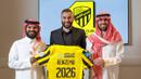 Pemain baru Al-Ittihad, Karim Benzema (tengah) berpose memegang jerseynya pada 6 Juni 2023. Kepindahan Benzema ke Arab Saudi cukup mengagetkan. Ia memilih hengkang dari Real Madrid setelah kontrak sang pemain habis yang membuatnya berstatus bebas transfer. Penyerang Timnas Prancis tersebut dikontrak Al-Ittihad selama tiga tahun. (AFP/Saudi Pro League/Jorge Ferrari)