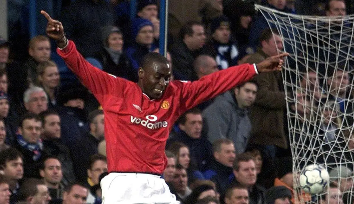3. Andy Cole - Pemain Manchester United era 1995-2001 ini merupakan salah satu penyerang mematikan di masa nya. Andy Cole sering berpindah-pindah klub sepanjang kariernya, total 13 klub yang pernah dibelanya. (AFP/Gerry Penny)