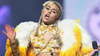 Miley Cyrus Ejek Bokong Besar Kim Kardashian Lewat Foto