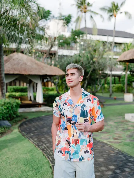Bahkan pria yang dikabarkan dekat dengan Latasha Safira ini mewarnai rambutnya dengan dual tone. Terlihat Verrel makin kalem dengan baju colorful, senada dengan rambutnya yang berwarna. (Liputan6.com/IG/@bramastavrl).