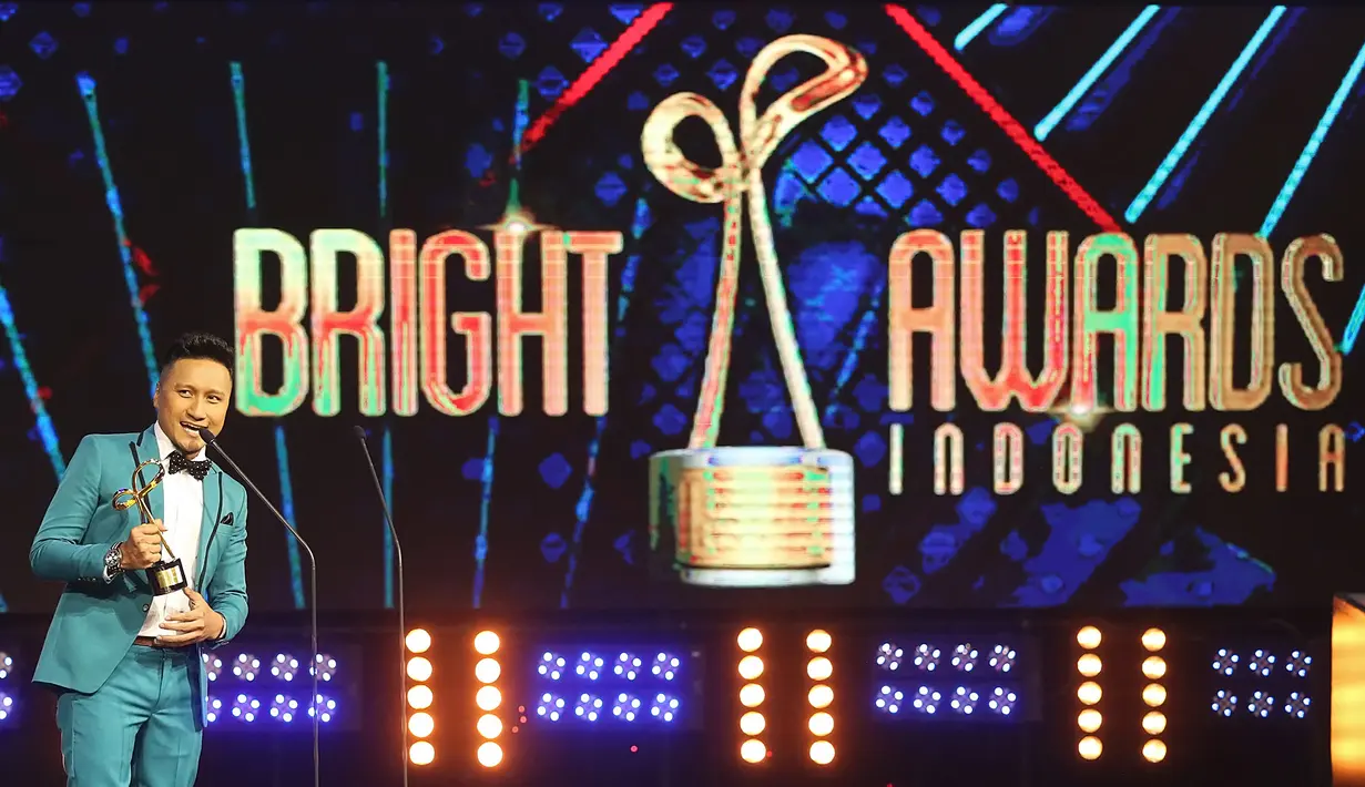 Arie dan Fenita berhasil menang untuk kategori Pasangan Bintang Iklan terfavorit. (Bambang E. Ros/Bintang.com)