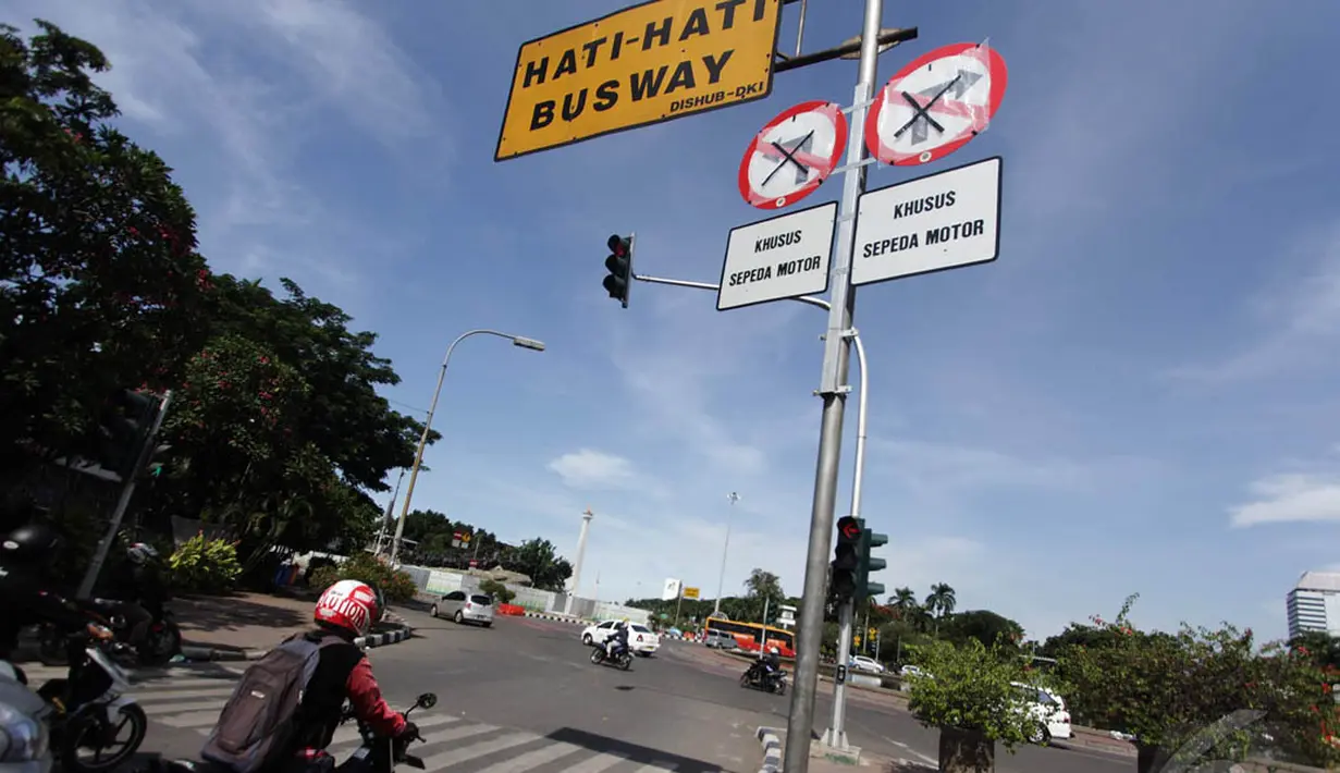 Sejumlah rambu pelarangan sepeda motor terpasang di beberapa persimpangan menuju Jalan MH Thamrin, Jakarta. Foto diambil pada Senin (15/12/2014). (Liputan6.com/Faizal Fanani)