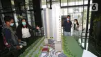 Calon pembeli melihat maket Tower Kedua Collins Boulevard The Scott di Tangerang, Minggu (10/01/2021). Pengembang PT Perintis Triniti Properti Tbk optimistis sektor properti mendapatkan momentum perbaikan seiring kebijakan pemerintah menangani pandemi Covid-19. (Liputan6.com/Fery Pradolo)