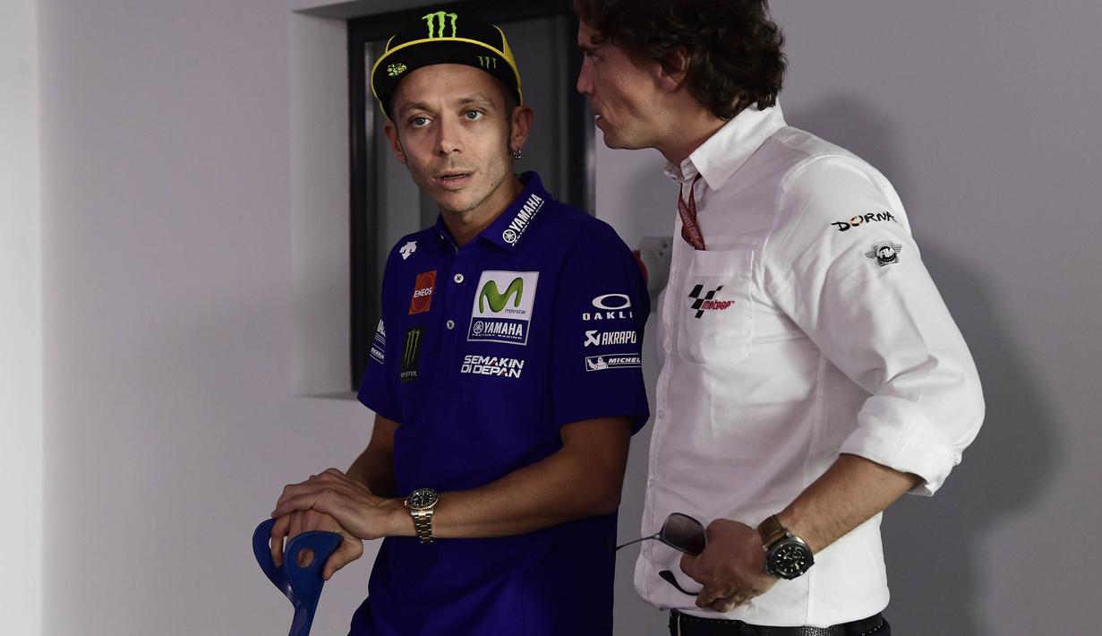 Pebalap Movistar Yamaha, Valentino Rossi, menggunakan tongkat menghadiri jumpa pers jelang GP Aragon di Alcaniz, Aragon, Kamis (21/9/2017). Rossi dinyatakan lolos tes medis untuk mengikuti balapan MotoGP Aragon. (AFP/Javier Soriano)