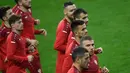 Bek Makedonia Utara Stefan Ristovski (kanan) berlari bersama timnya selama sesi latihan pada malam pertandingan play-off Piala Dunia 2022 di stadion Dragao di Porto, Senin (28/3/2022). Makedonia Utara akan menantang Portugal pada Rabu, 30 Maret 2022 dini hari WIB. (MIGUEL RIOPA/AFP)