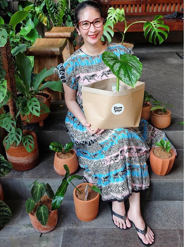 Jarang Tersorot, Ini 7 Potret Terbaru Novita Angie yang Hobi Berkebun