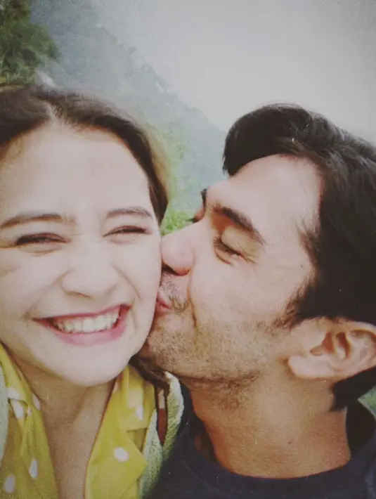 Ternyata bukan hanya di media sosial, saat bertemu penggemar di dunia nyata pun doa tersebut kerap diutarakan untuk Prilly. Tentu menjadi pengalaman yang lucu dan menyenangkan. (Instagram/prillylatuconsina96)