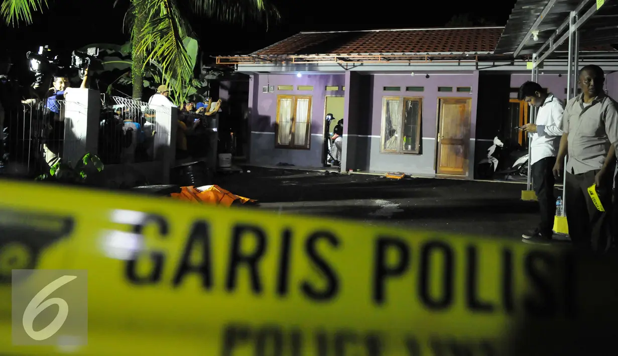 Suasana di sekitar lokasi penggerebekan dan penembakan terduga teroris di Setu, Tangerang Selatan, Banten, Rabu (21/12). Densus 88 melakukan baku tembak yang akhirnya menewaskan tiga orang terduga teroris. (Liputan6.com/Helmi Afandi)