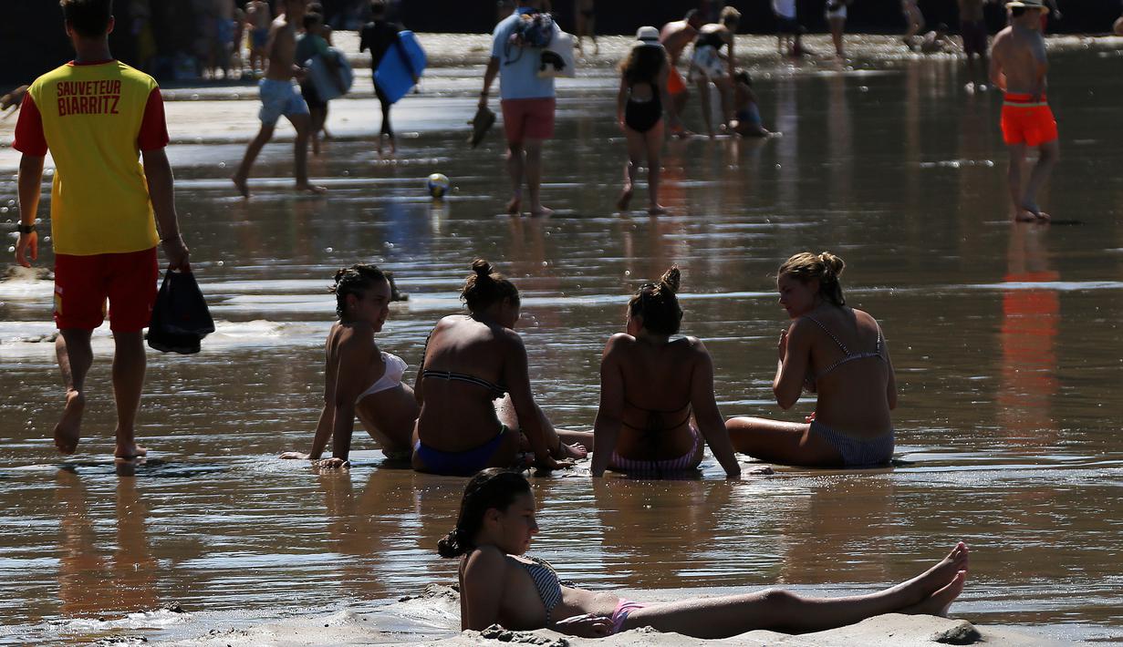 Sejumlah wanita menikmati laut di pantai Biarritz, barat daya Prancis, barat daya Prancis, (3/8). Cuaca panas diperkirakan akan berlangsung selama beberapa hari di eropa. (AP Photo/Bob Edme)