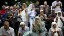  Warga berdoa di dekat truk yang membawa 136 peti mati korban pembantaian Srebrenica juli, 1995, di desa Visoko, Bosnia-Herzegovina, Kamis, (9/7/2015). Pasukan Serbia Bosnia dibantai, 8.000 etnis Muslim wafat pada waktu itu. (REUTERS/Stoyan Nenov)
