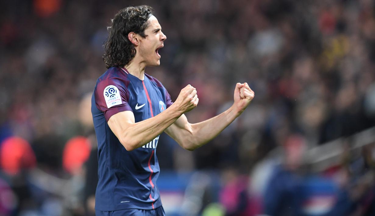 Striker PSG, Edinson Cavani, merayakan gol yang dicetaknya ke gawang AS Monaco pada laga Ligue 1 di Stadion Parc des Princes, Prancis, Minggu (15/4/2018). PSG menang 7-1 atas Monaco. (AFP/Christophe Archambault)