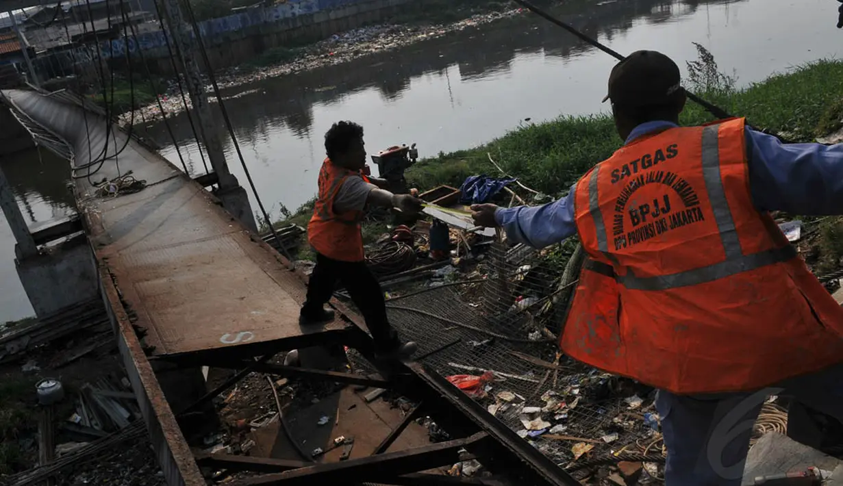 Jembatan tersebut sudah lama akan putus dan baru saja diperbaiki karena sebelumnya warga tetap nekat melintasi jembatan itu, Jakarta, (1/9/14). (Liputan6.com/Johan Tallo)