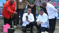  Presiden Jokowi didampingi Wagub Papua dan Menteri PUPR meletakkan batu pertama pembangunan fasilitas PON 2020, di Jayapura, Papua (foto: setkab.go.id)