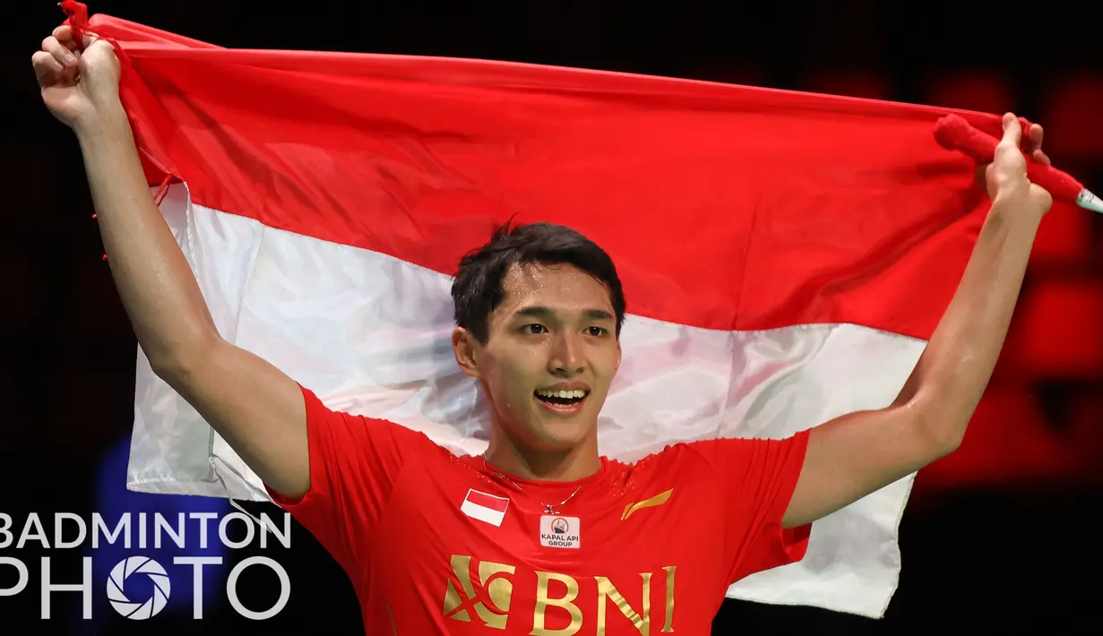 Jojo sapaan akrab Jonatan Christie tak mau kalah dengan rekan yang lain dalam mengekspresikan kemenangannya untuk Indonesia. Bendera merah putih yang dibawa oleh ofisial tim langsung ia ambil dan bentangkan kearah penonton. (Badminton Photo/Yves Lacroix)